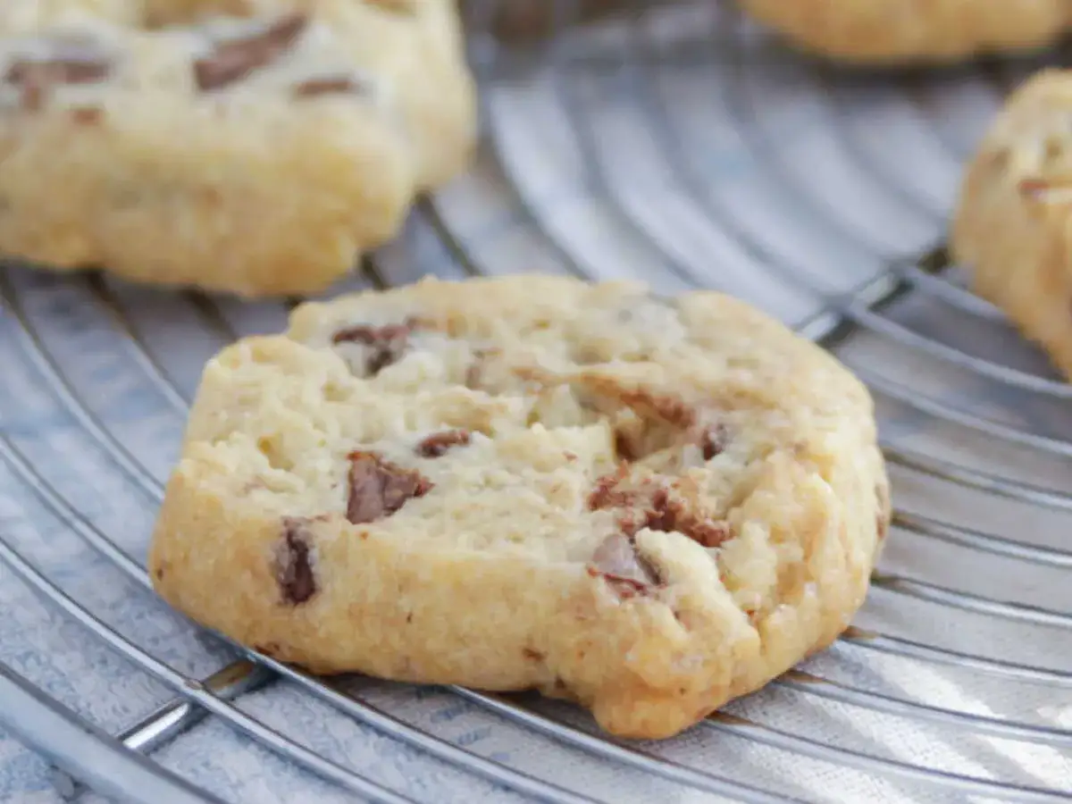 Délicieux cookies aux pépites de chocolat, parfaits pour une recette pâte à cookie réussie. Ils refroidissent sur une grille.