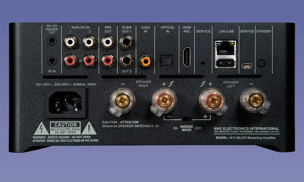 Tył wzmacniacza NAD M10 BluOS Streaming Amplifier (v2) z licznymi złączami: analogowymi, cyfrowymi, HDMI, USB, LAN i terminalami głośnikowymi.