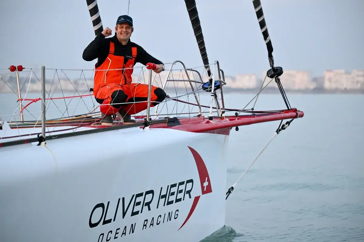Oliver Heer feiert auf seinem Rennboot "Oliver Heer Ocean Racing" einen Erfolg.