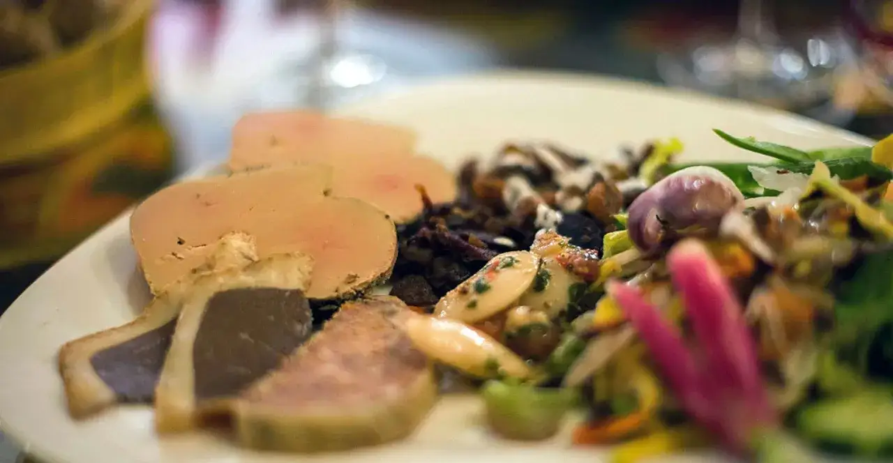 Assiette de foie gras et confit, salade colorée. Un aperçu des spécialités Nouvelle Aquitaine.