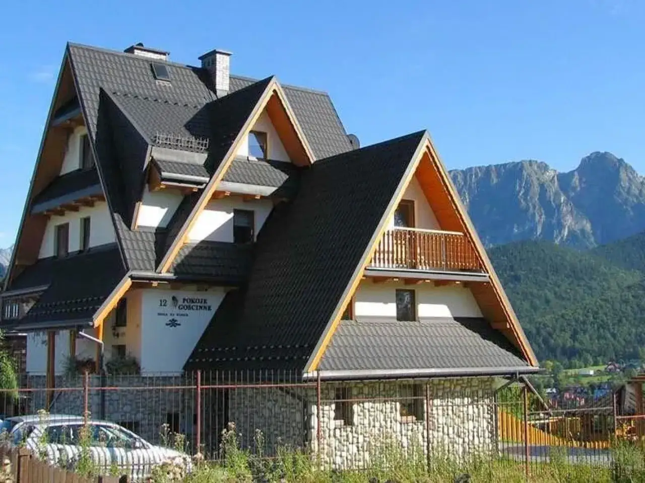 Dom na wierchu: Jak wybrać nocleg z widokiem na Tatry?