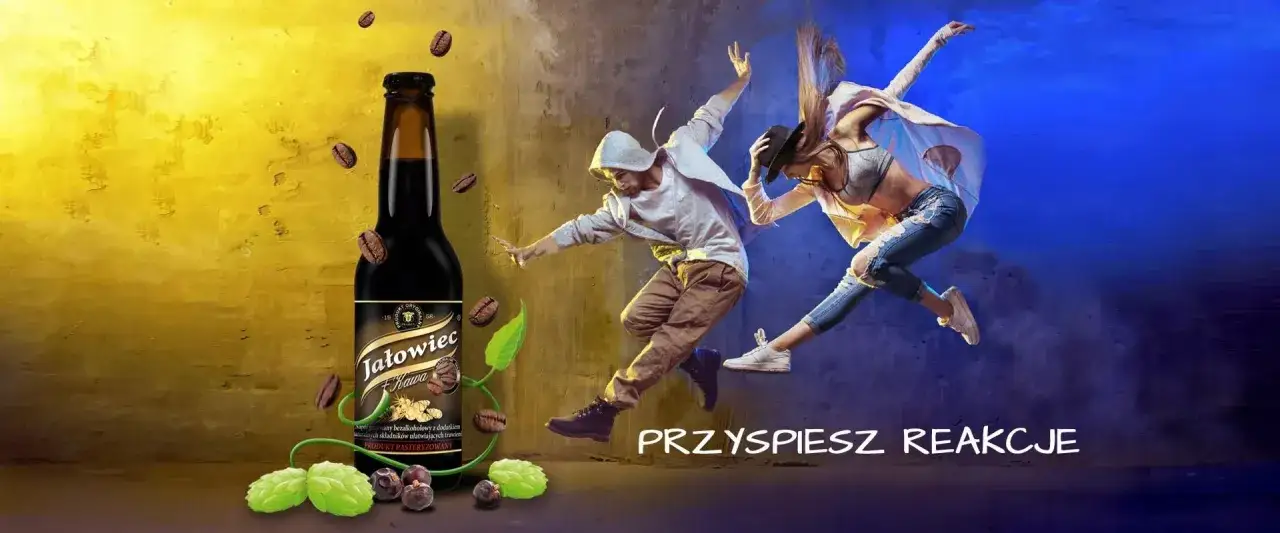 Butelka napoju Jałowiec Kawa, ziarna kawy, chmiel i tańcząca para na tle kolorowych ścian.