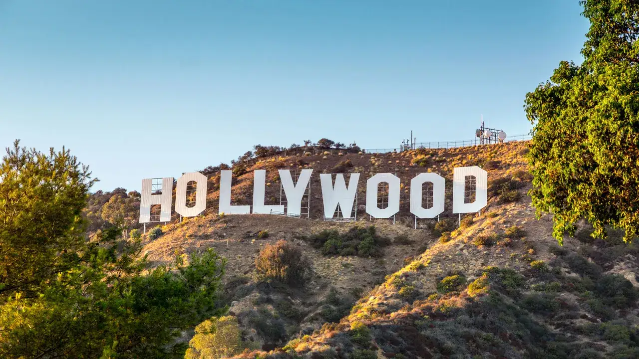 Słynny napis HOLLYWOOD na wzgórzu. To symbol marzeń, sławy i tego, co to znaczy Hollywood – miejsca, gdzie rodzą się historie.