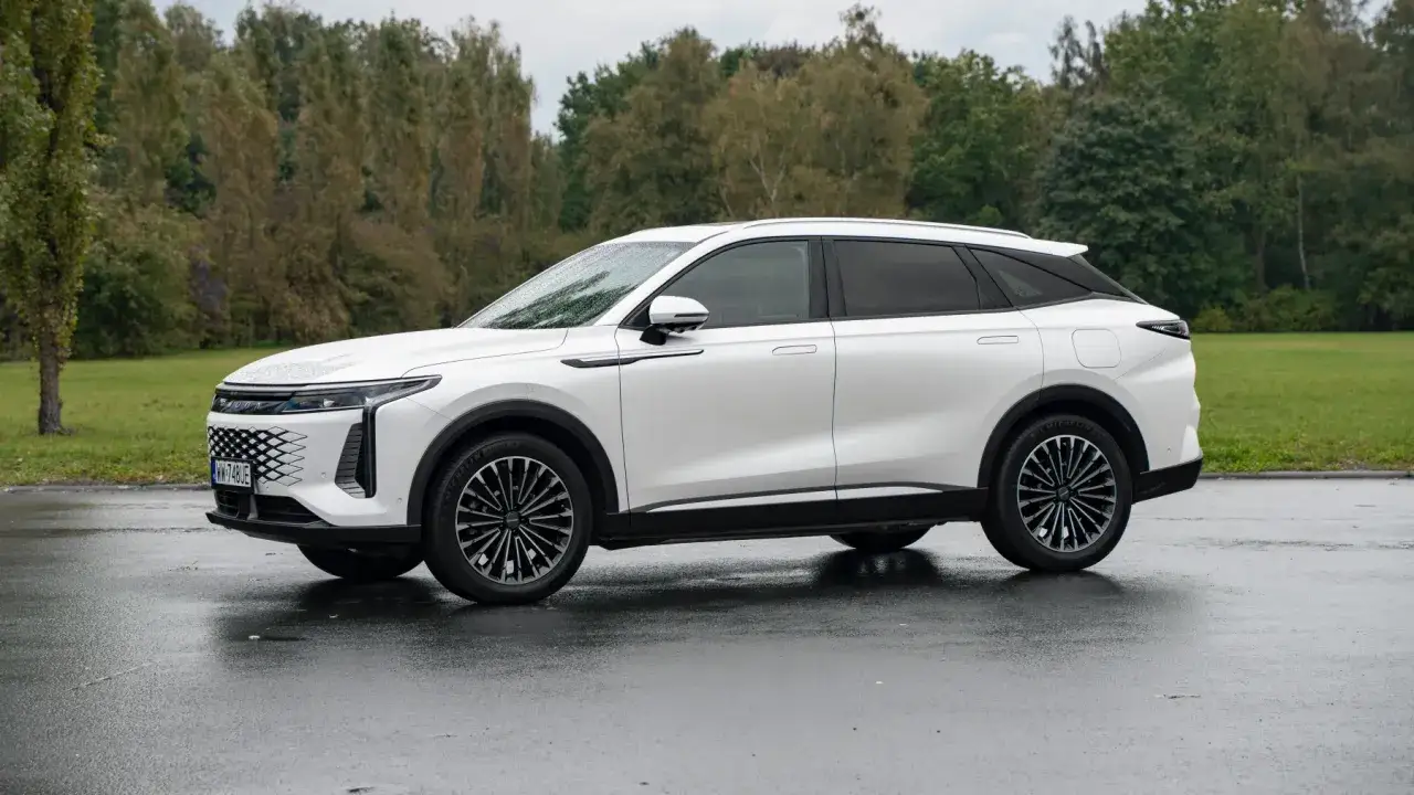 Biały SUV Omoda 9 na mokrej nawierzchni. Sprawdź, jaka jest omoda 9 cena i czy warto zainwestować w ten model.