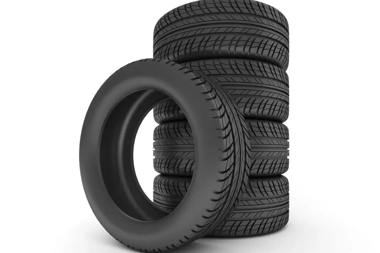 Pile de pneus de voiture noirs sur fond blanc.