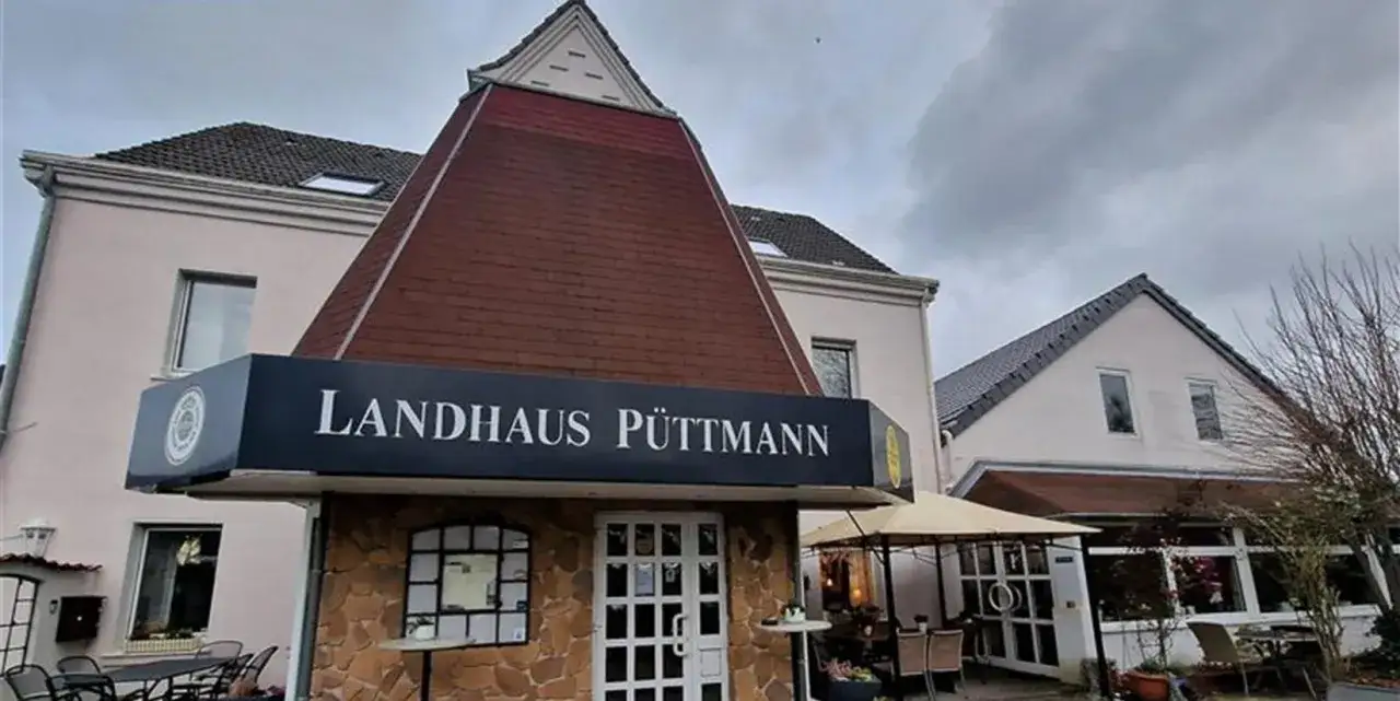Landhaus Püttmann in Fröndenberg mit Schild und Steinfassade.