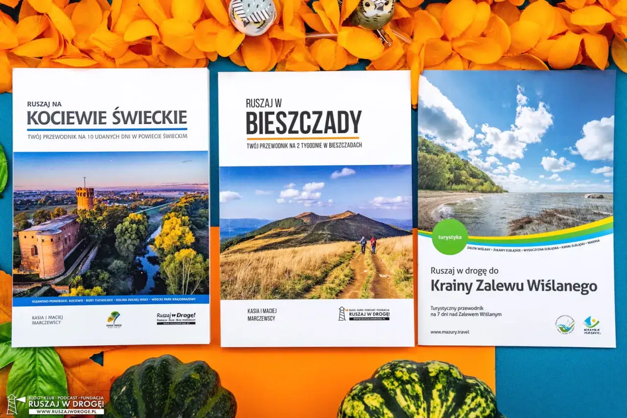 Trzy okładki przewodników turystycznych: zamek, góry i Zalew Wiślany.