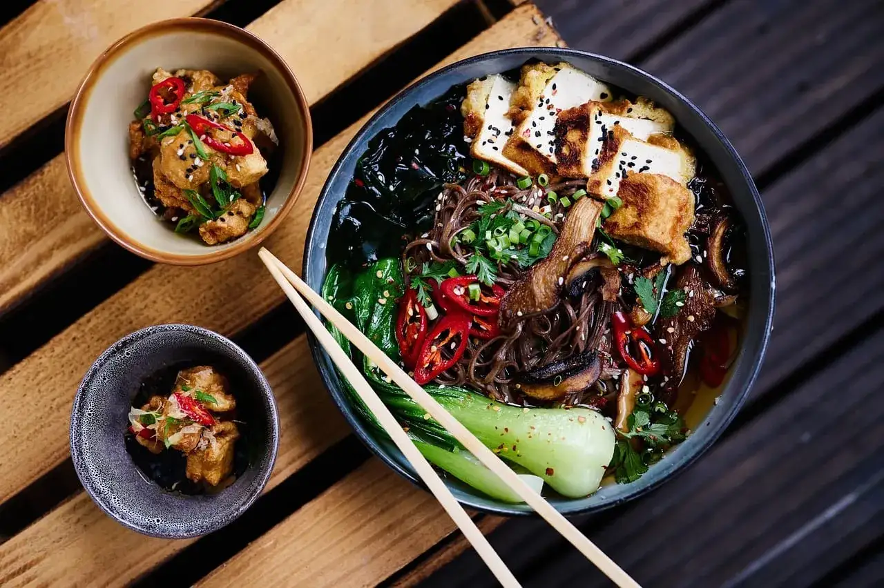 Aromaticzne curry ramen z tofu, grzybami i warzywami.