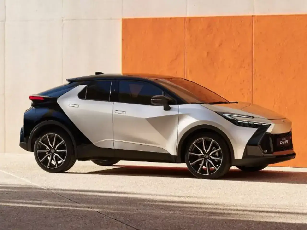 Nowa Toyota C-HR Hybrid w dwukolorowej wersji. Zastanawiasz się, ile kosztuje ten stylowy SUV?