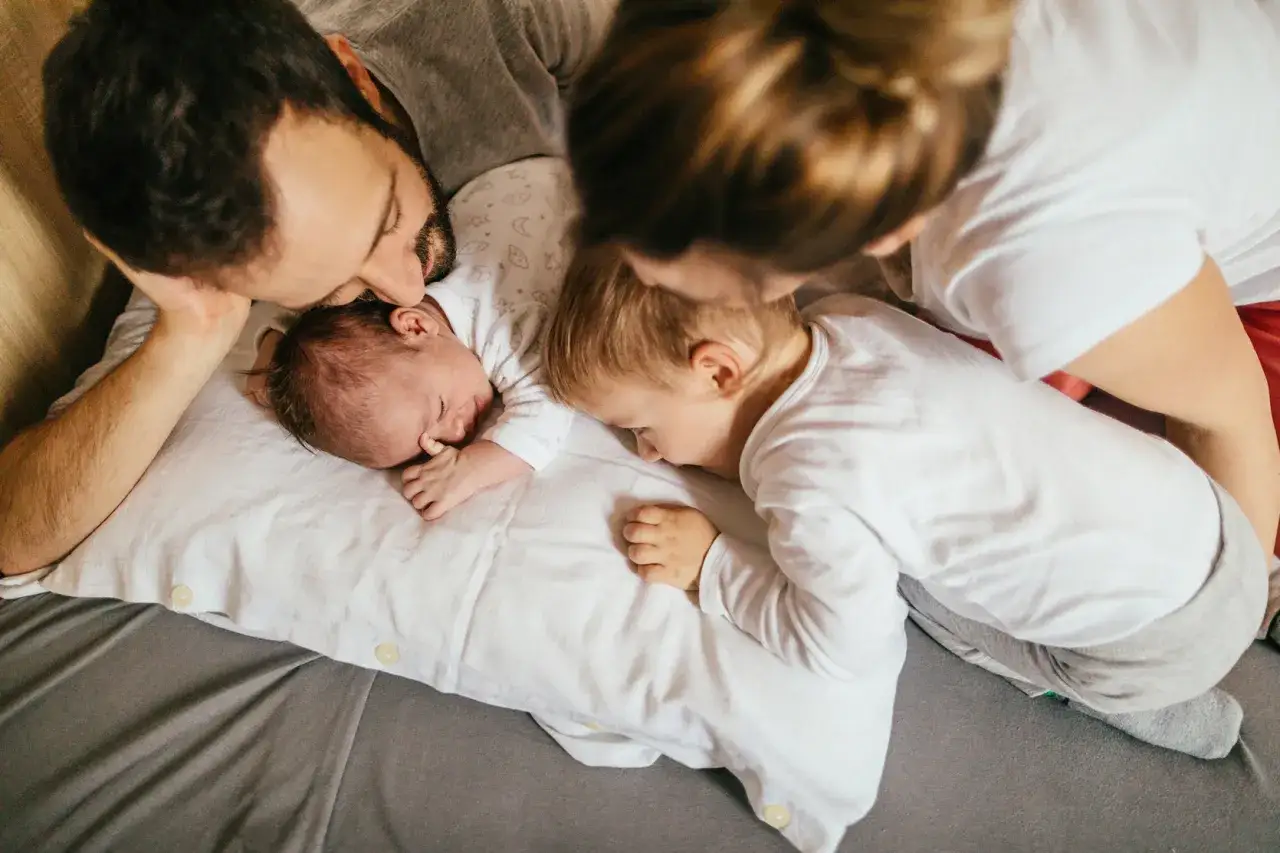 Kiedy z noworodkiem w gości? Poznaj zasady bezpiecznych wizyt