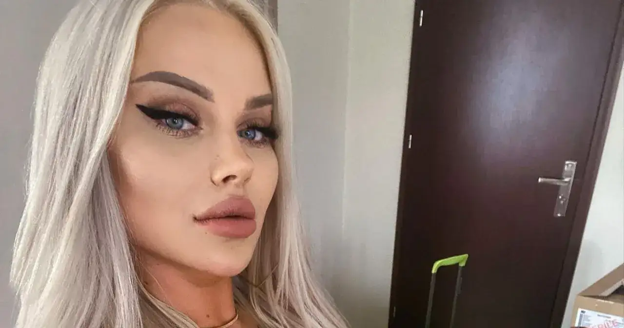 Blondynka z niebieskimi oczami i mocnym makijażem. Zastanawiasz się, ile ewelona ma lat?