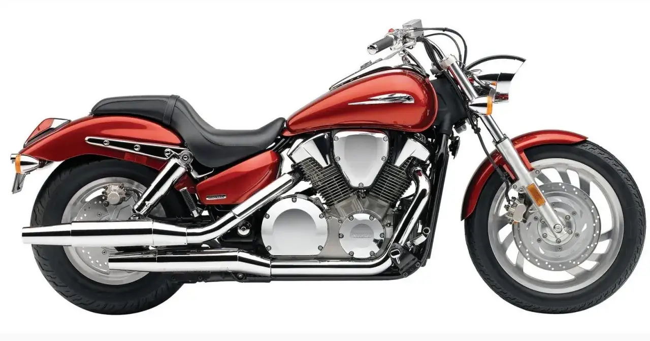 Błyszczący, czerwony motocykl Honda VTX 1300 z chromowanymi elementami i potężnym silnikiem.