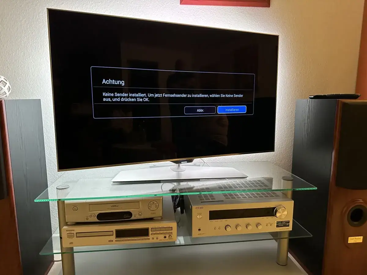Telewizor Philips wyświetla komunikat "Achtung. Keine Sender installiert. Um jetzt Fernsehsender aus, und drücken Sie OK." - jak zainstalować kanały w telewizorze Philips.