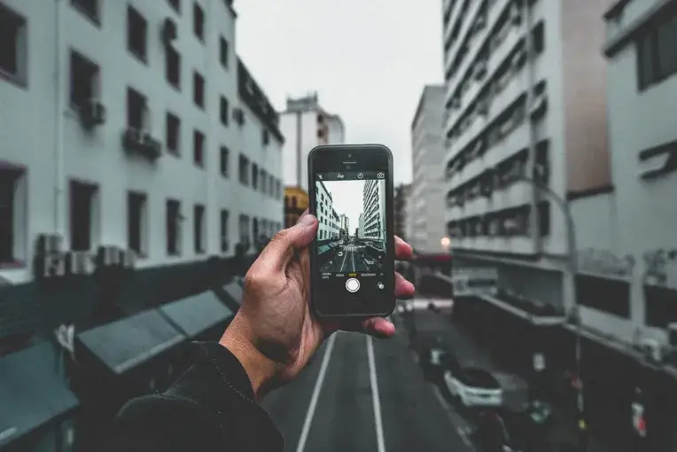 Lustrzanka czy smartfon – co wybrać, aby nie żałować decyzji?