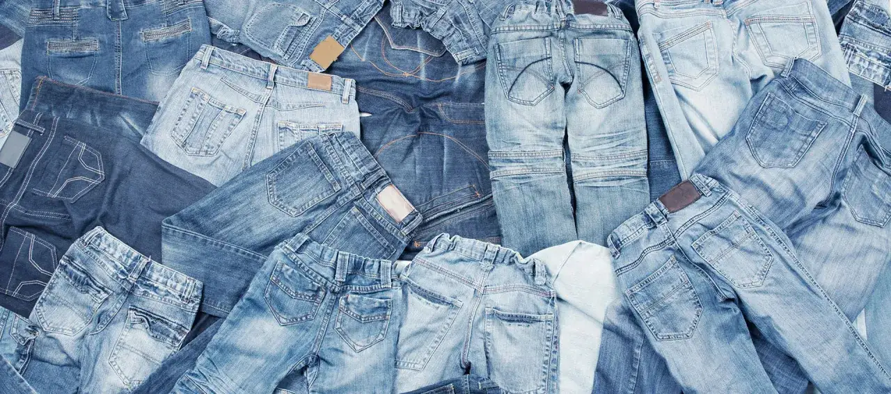 Stosy dżinsów, od jasnych po ciemne, przypominają o dziedzictwie Levi Strauss. Różne fasony i odcienie tworzą denimową mozaikę.