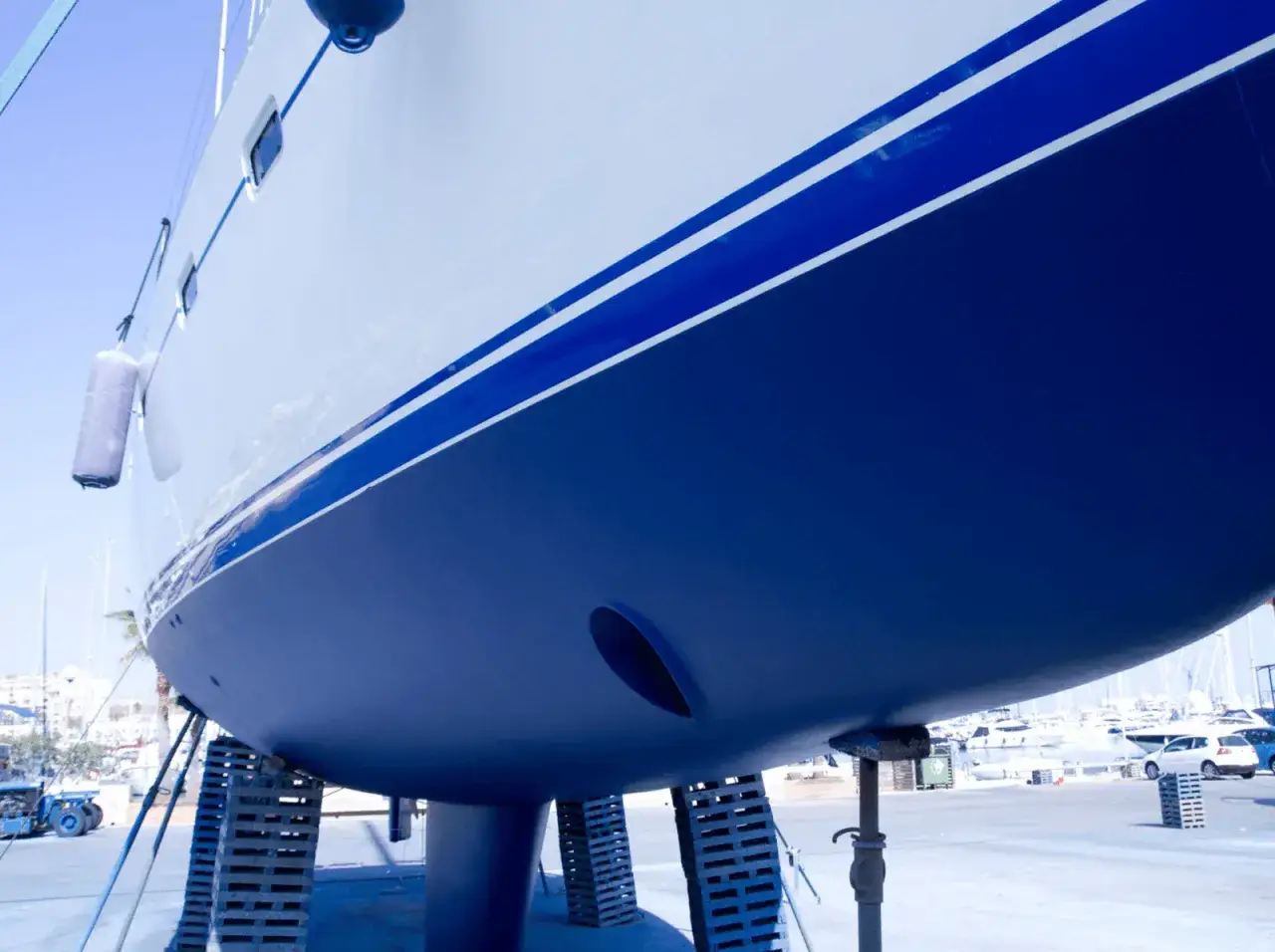 Blaues Schiff im Trockendock, bereit, das Antifouling zu erneuern.