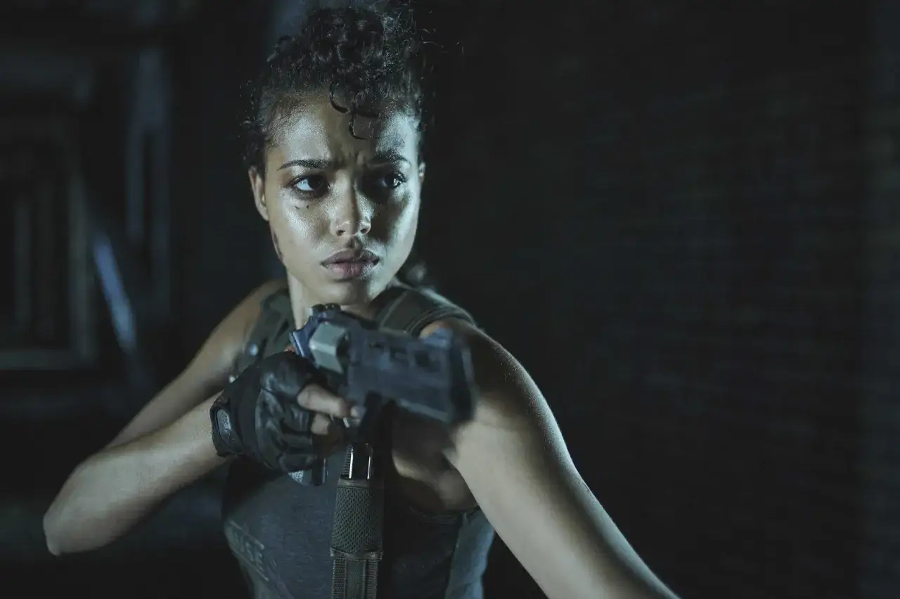 Zdeterminowana Jill Valentine z Resident Evil Remedium celuje z pistoletu, gotowa stawić czoła zagrożeniu.