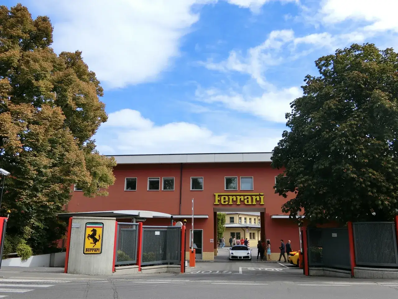 Scuderia Ferrari – co to znaczy i dlaczego jest tak ważna w F1?