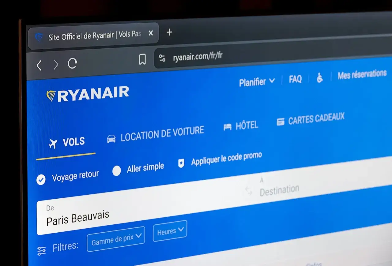 Strona internetowa Ryanair z formularzem wyszukiwania lotów, widoczne pole "De Paris Beauvais".
