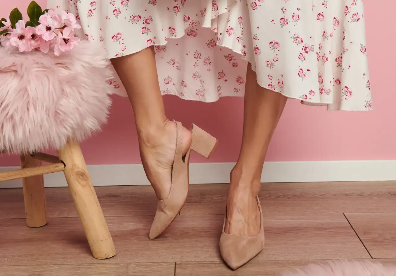Buty do spodni w kwiaty: stylizacje na każdą okazję. Wybierz idealne!