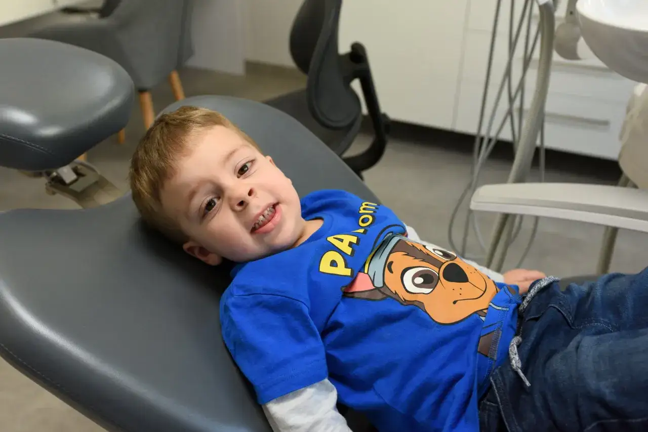 Kiedy z dzieckiem do dentysty? Uniknij próchnicy! Poradnik