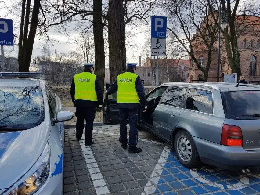 Parkowanie na kopercie bez osoby niepełnosprawnej - poznaj surowe kary