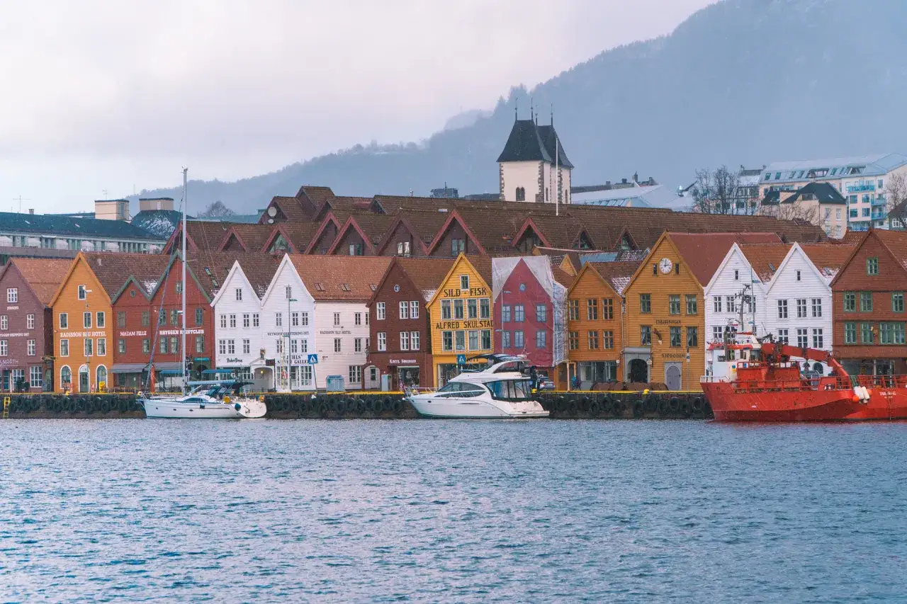 Kolorowe kamienice nad wodą w Bergen. Zastanawiasz się, ile płynie prom z Gdańska do Norwegii?