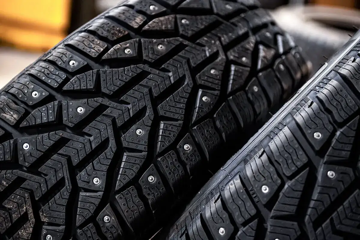 Zimowe opony z kolcami, gotowe na lodowe drogi. Ich agresywny bieżnik i metalowe kolce zapewniają przyczepność w najtrudniejszych warunkach.