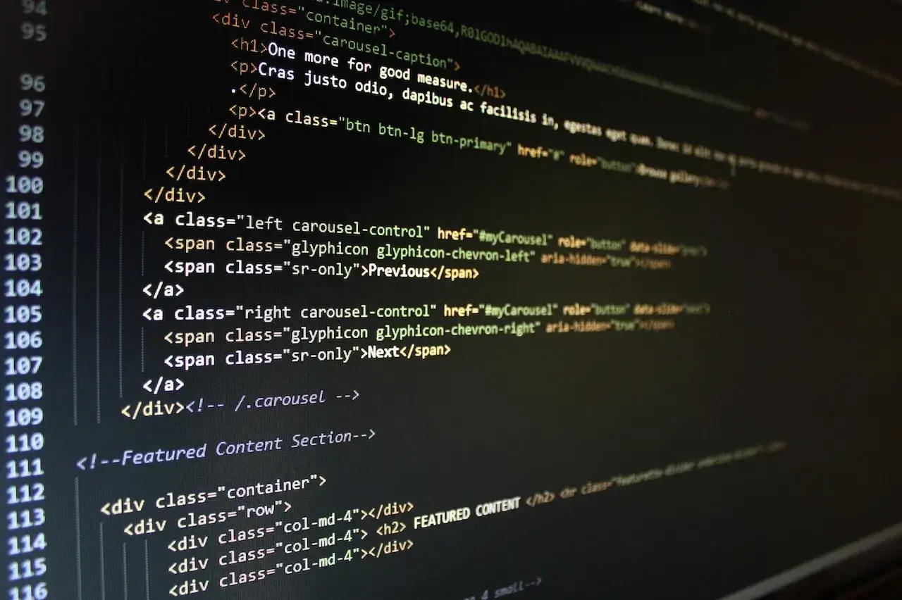 Fragment kodu HTML wyświetlający strukturę strony internetowej na ciemnym tle.
