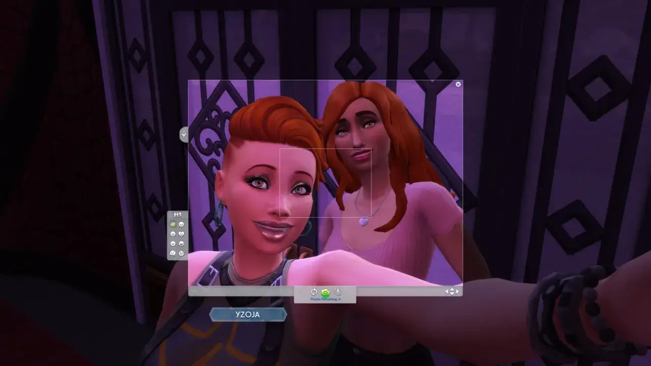 Dwie Simki robią sobie selfie w The Sims 4. Jedna z nich ma krótko ścięte włosy, druga długie.
