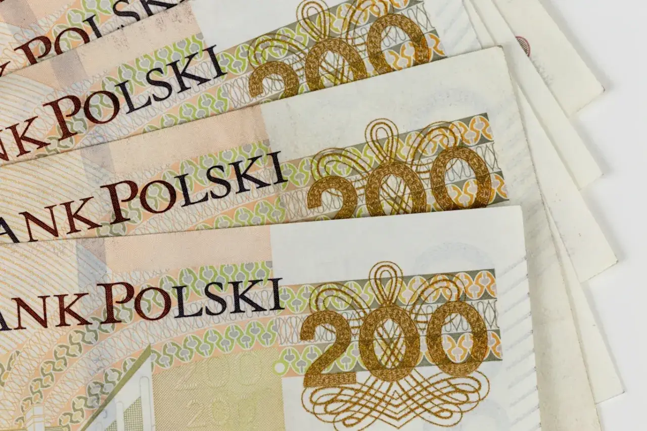 Polskie banknoty 200 zł. Zastanawiasz się, ile wynosi świadczenie pielęgnacyjne?