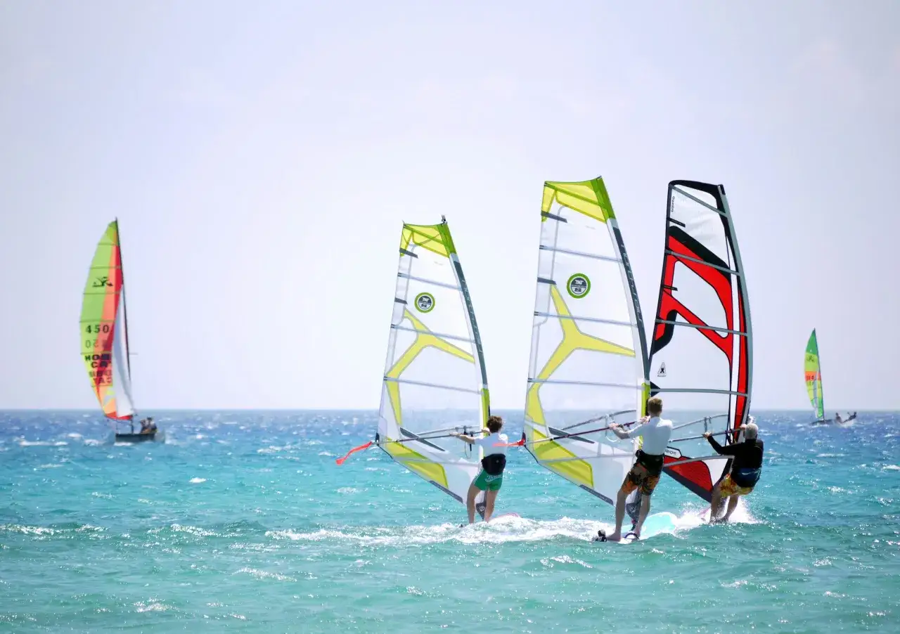 Windsurfing: Czy to trudne? Odkryj, jak łatwo zacząć!