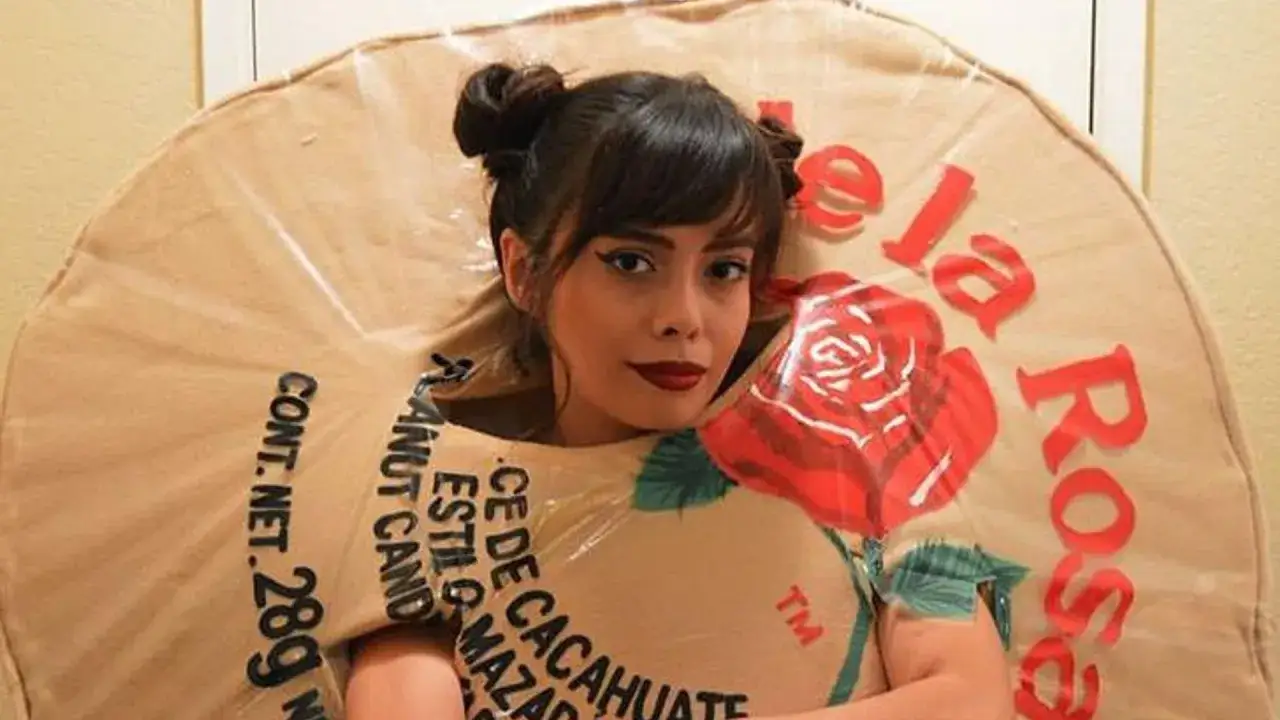 Kobieta w stroju opakowania z różą i napisem "La Rosa".