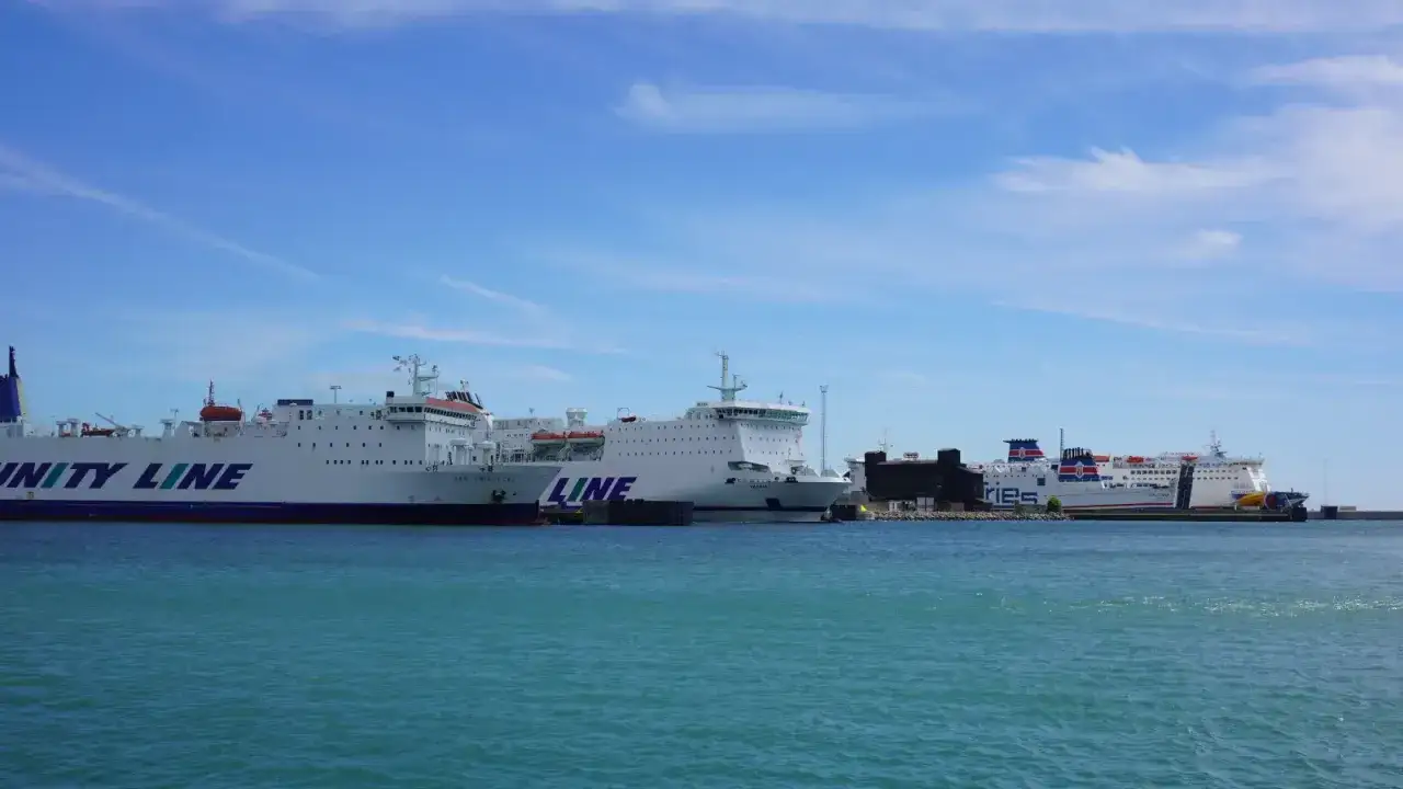 Promy Unity Line i Fjord Line czekają w porcie. Zastanawiasz się, ile płynie prom z Ystad do Świnoujścia?