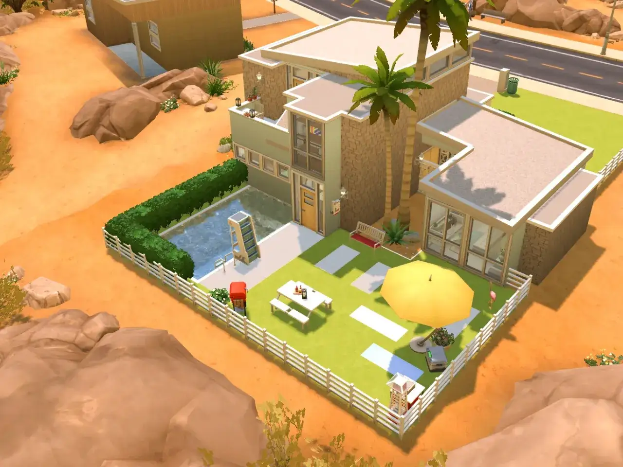 Nowoczesny domek The Sims 4 z basenem, grillem i żółtym parasolem. Idealne miejsce na letnie przyjęcie w pustynnym klimacie.