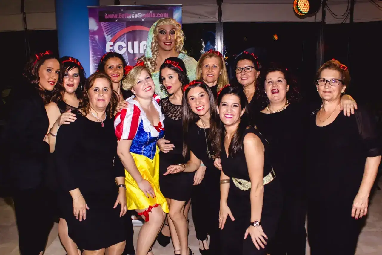 Grupo de mujeres celebrando una despedida de soltero con disfraces, una de ellas vestida de Blancanieves.