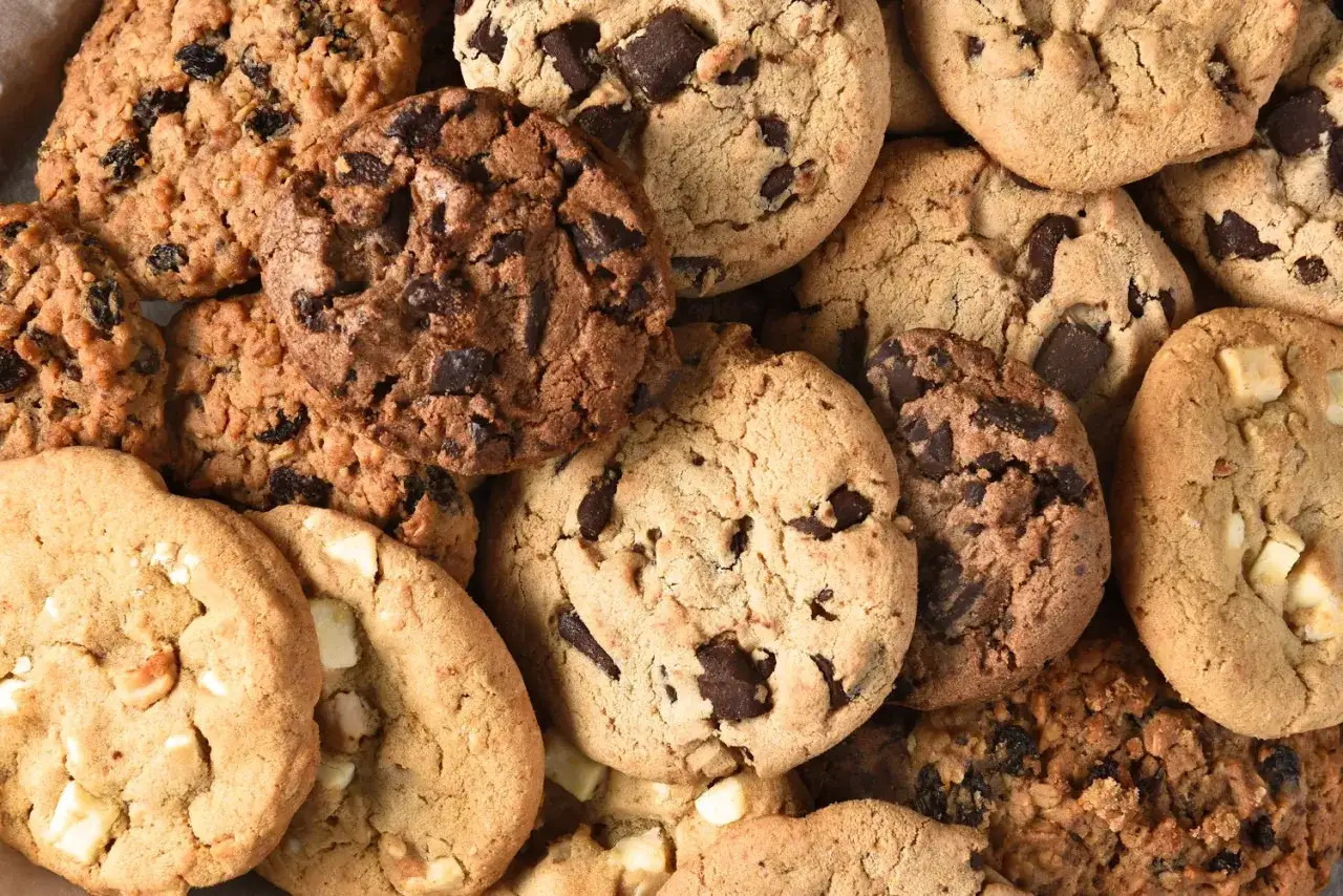 Un assortiment de cookies gourmands : chocolat, raisins secs, et blancs. Parfait pour une recette cookie croustillant réussie !