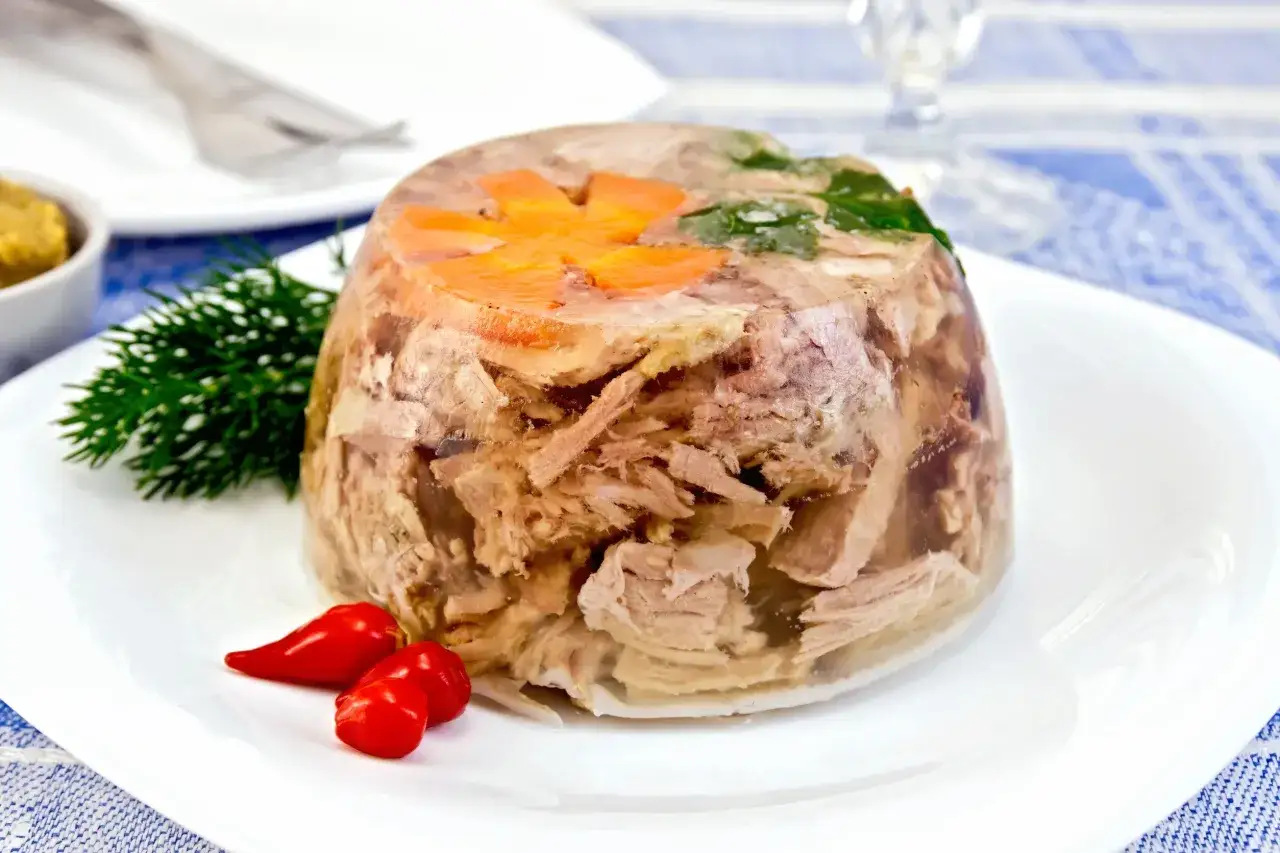Ile tężeje galareta wieprzowa? Czas, porady i ratunek