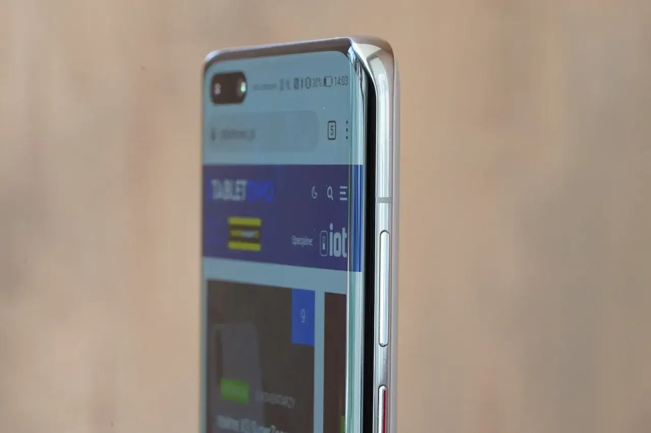 Szukasz informacji, jak sprawdzić czy telefon jest na raty? Na ekranie smartfona widać stronę z artykułem.