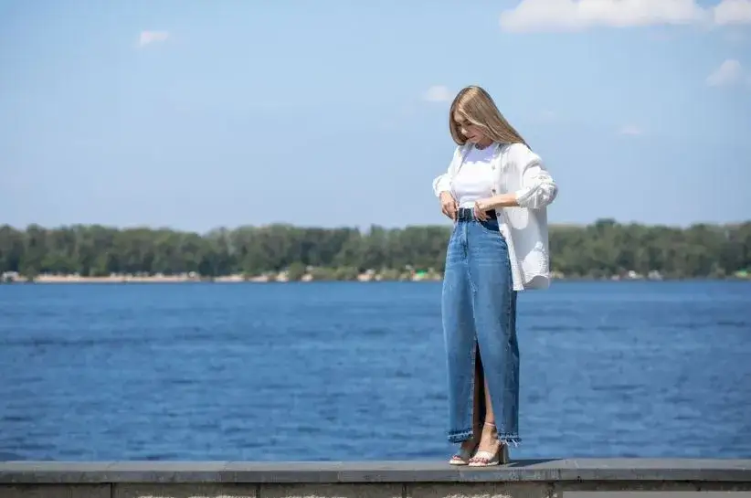 Jak nosić długą białą koszulę - 5 stylowych sposobów na modę