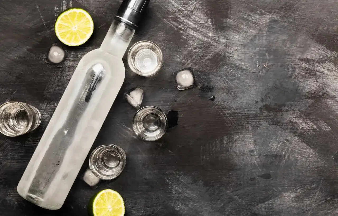 Butelka wódki, kieliszki, lód i limonka. Idealne składniki, by dowiedzieć się, jak rozcieńczyć spirytus.