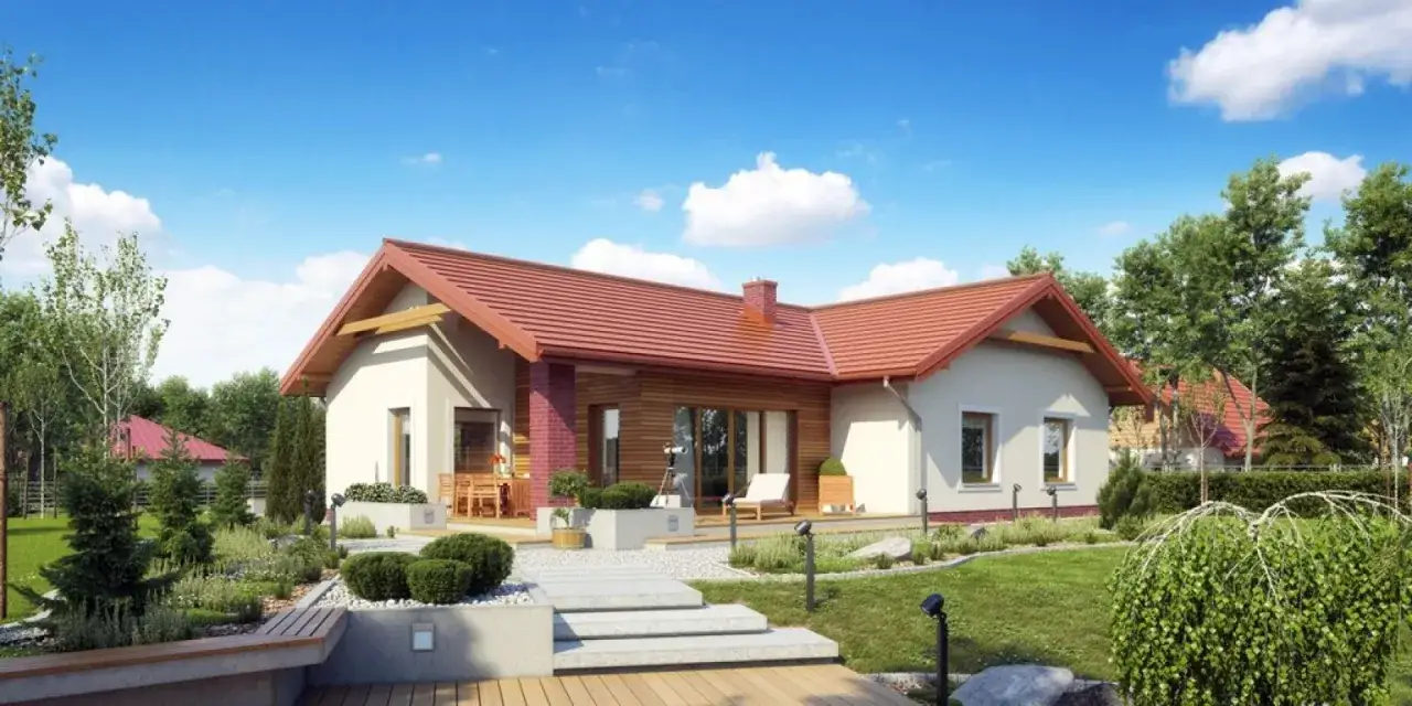 Nowoczesny projekt domu parterowego z czerwonym dachem, otoczony zielonym ogrodem i tarasem.
