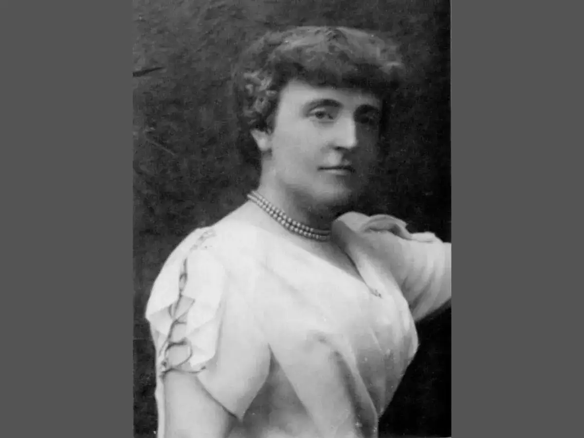 Frances Hodgson Burnett, która napisała Tajemniczy ogród, na portrecie w eleganckiej sukni i naszyjniku z pereł.