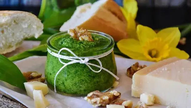 Czy pesto jest dietetyczne? Odkryj jego kaloryczność i wartości odżywcze