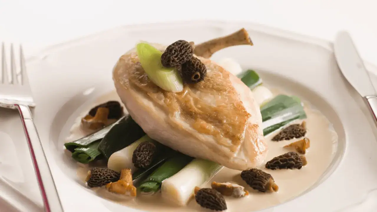 Blanc de volaille sauce crémeuse, morilles et poireaux, une spécialité du Jura qui éveille les papilles.