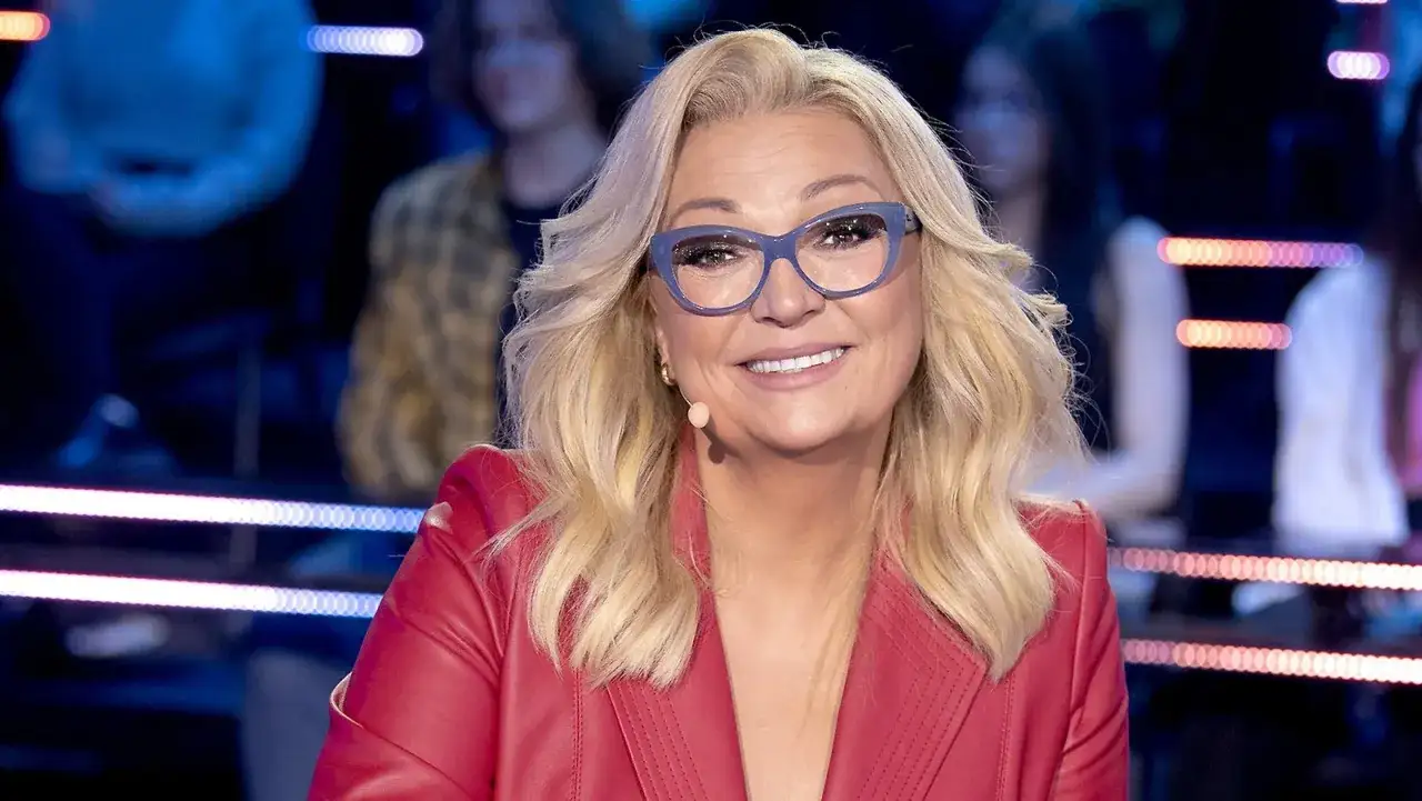 Uśmiechnięta Małgorzata Walewska w czerwonej marynarce i okularach. Ile lat ma Małgorzata Walewska? Wiek znanej jurorki.