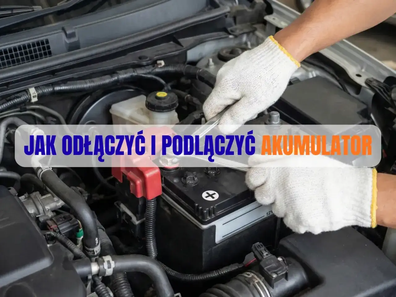 Ręce w białych rękawiczkach odłączają akumulator kluczem. Pokazana jest prawidłowa odłączanie akumulatora kolejność.