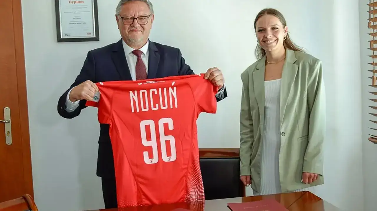 Dagmara Nocuń z dumą prezentuje koszulkę z numerem 96, symbolizującą jej sportowe osiągnięcia.
