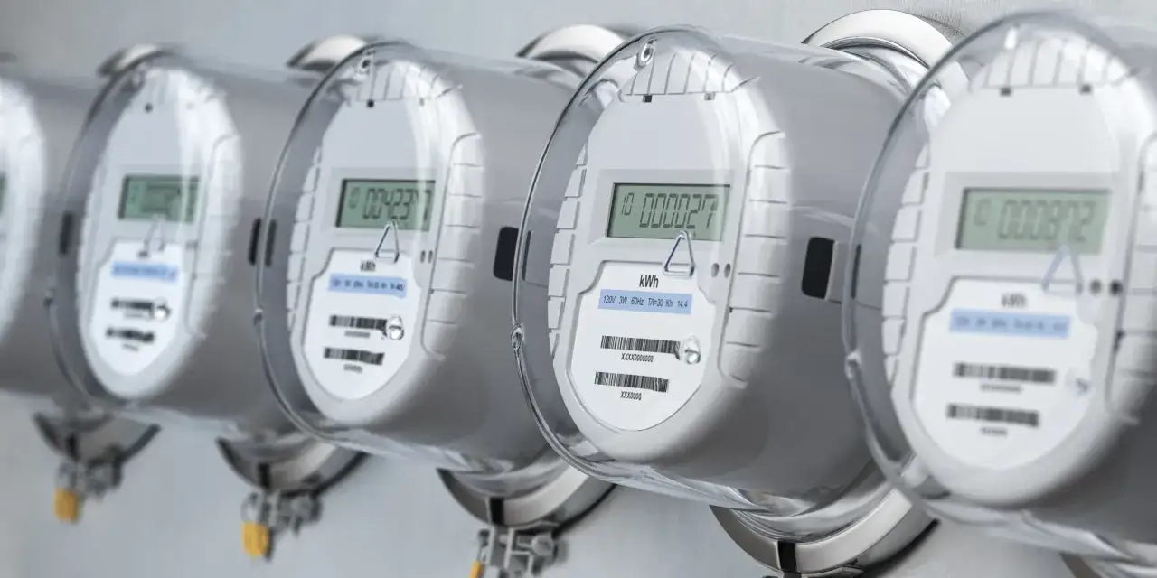 Rząd nowoczesnych liczników dwukierunkowych z cyfrowymi wyświetlaczami, gotowych do monitorowania zużycia energii.