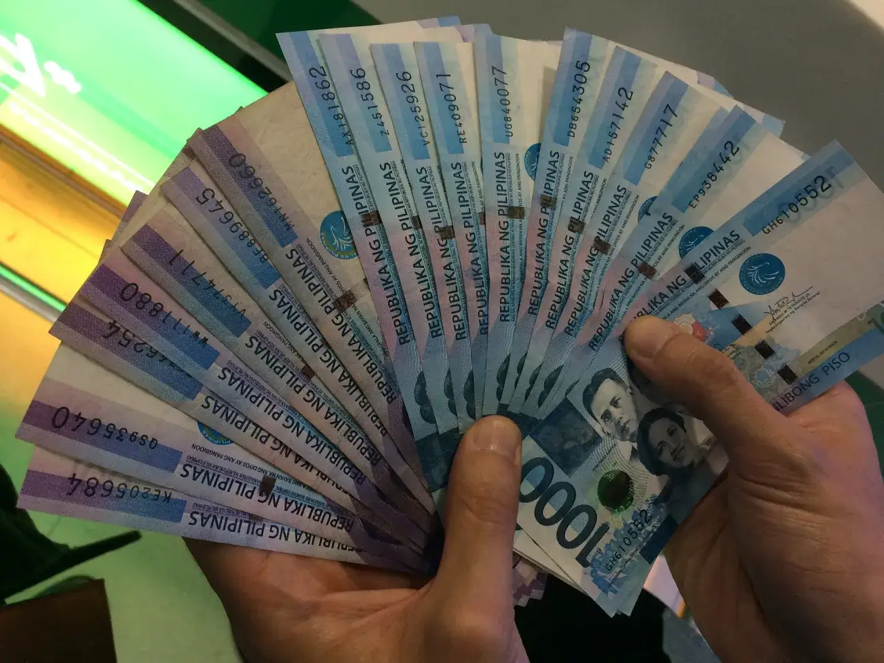 Waluta na Filipinach – jak wymieniać peso na złotówki i dolary